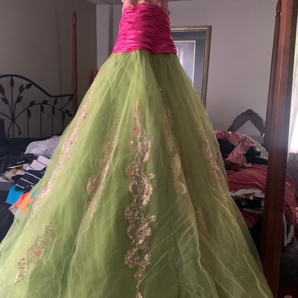 PROM DRESS - Picture 5 of 6